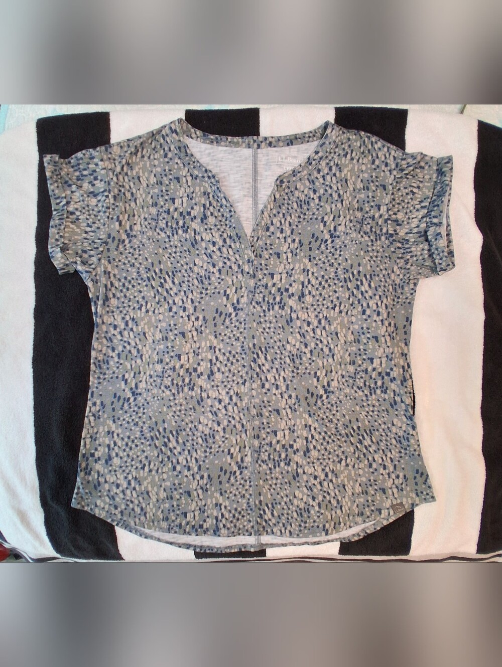 L.L. Bean Short-Sleeve V-Neck Blouse in Blue and Gray Abstract Print Sz L REG
